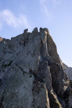 Galiçya, Cario 'daki Cabo Ortegal deniz feneri Atlantik Okyanusu ile Cantabrian Denizi' nin kesiştiği yer. Sersemletici uçurumlar ve antik kayalar bu vahşi sahili şekillendirir.