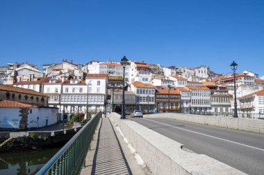 Betanzos, İspanya 'nın kuzeybatısında, beyaz binalar ve otantik Galiçya atmosferiyle.