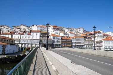 Betanzos, İspanya 'nın kuzeybatısında, beyaz binalar ve otantik Galiçya atmosferiyle.