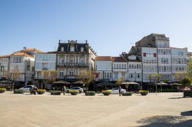 Praza Irmns Garca Naveira Betanzos, Plaza Galicia, Galiçya, İspanya 'da, Galiçya' nın geleneksel mimarisi ve sakin bir halk meydanı.