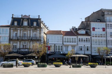 Praza Irmns Garca Naveira Betanzos, Plaza Galicia, Galiçya, İspanya 'da, Galiçya' nın geleneksel mimarisi ve sakin bir halk meydanı.
