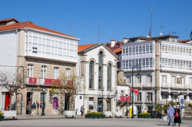 Praza Irmns Garca Naveira Betanzos, Plaza Galicia, Galiçya, İspanya 'da, Galiçya' nın geleneksel mimarisi ve sakin bir halk meydanı.
