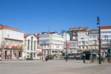 Praza Irmns Garca Naveira Betanzos, Plaza Galicia, Galiçya, İspanya 'da, Galiçya' nın geleneksel mimarisi ve sakin bir halk meydanı.