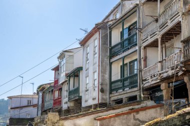 Betanzos, İspanya 'nın kuzeybatısında, beyaz binalar ve otantik Galiçya atmosferiyle.