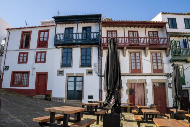 Betanzos, İspanya 'nın kuzeybatısında, beyaz binalar ve otantik Galiçya atmosferiyle.