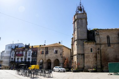 Santiago Kilisesi Betanzos, Galiçya 'da, Romanesk ve Gotik elementlerle berrak mavi gökyüzü altında.