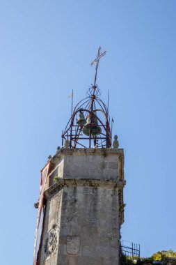 Santiago Kilisesi Betanzos, Galiçya 'da, Romanesk ve Gotik elementlerle berrak mavi gökyüzü altında.