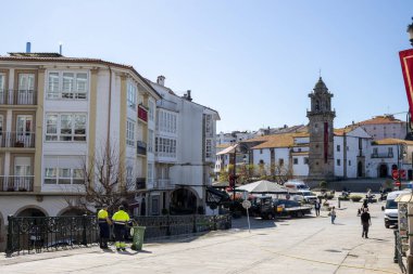 Praza Irmns Garca Naveira Betanzos, Plaza Galicia, Galiçya, İspanya 'da, Galiçya' nın geleneksel mimarisi ve sakin bir halk meydanı.
