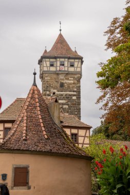 Rderbastei, Rdertor ve Rderturm in Rothenburg ob der Tauber, Bavyera, Almanya. Ortaçağ mimarisi ve manzaralı eski kasaba simgesi, Avrupa 'nın popüler seyahat beldesi.