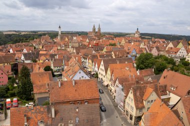 Rothenburg ob der Tauber 'in panoramik manzarası, Almanya' nın Bavyera kenti, ortaçağ şehir duvarındaki tarihi Rderturm kulesinden, büyüleyici seyahat merkezi.