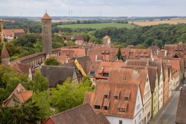 Rothenburg ob der Tauber 'in panoramik manzarası, Almanya' nın Bavyera kenti, ortaçağ şehir duvarındaki tarihi Rderturm kulesinden, büyüleyici seyahat merkezi.