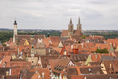 Rothenburg ob der Tauber 'in panoramik manzarası, Almanya' nın Bavyera kenti, ortaçağ şehir duvarındaki tarihi Rderturm kulesinden, büyüleyici seyahat merkezi.