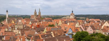 Rothenburg ob der Tauber 'in panoramik manzarası, Almanya' nın Bavyera kenti, ortaçağ şehir duvarındaki tarihi Rderturm kulesinden, büyüleyici seyahat merkezi.