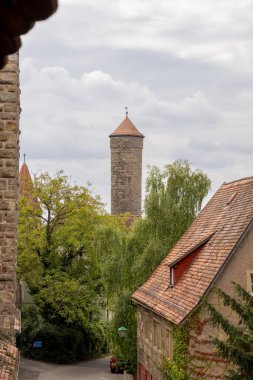 Rothenburg ob der Tauber, Bavyera, Almanya 'da şehir duvarının Rderschtt bölümü, ortaçağ taş mimarisi ve surları sergilenmektedir..