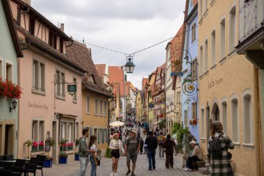 Siebersturm kulesi, yarım keresteli evler, kaldırım taşı sokaklar, tarihi Rothenburg ob der Tauber, Bavyera 'daki fıskiyeler ve dükkanlar, Almanya' nın tarihi tarihi kent simgesi.