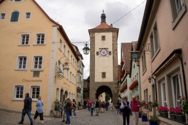 Siebersturm kulesi, yarım keresteli evler, kaldırım taşı sokaklar, tarihi Rothenburg ob der Tauber, Bavyera 'daki fıskiyeler ve dükkanlar, Almanya' nın tarihi tarihi kent simgesi.