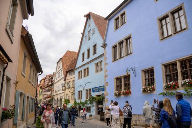 Siebersturm kulesi, yarım keresteli evler, kaldırım taşı sokaklar, tarihi Rothenburg ob der Tauber, Bavyera 'daki fıskiyeler ve dükkanlar, Almanya' nın tarihi tarihi kent simgesi.