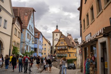 Siebersturm kulesi, yarım keresteli evler, kaldırım taşı sokaklar, tarihi Rothenburg ob der Tauber, Bavyera 'daki fıskiyeler ve dükkanlar, Almanya' nın tarihi tarihi kent simgesi.