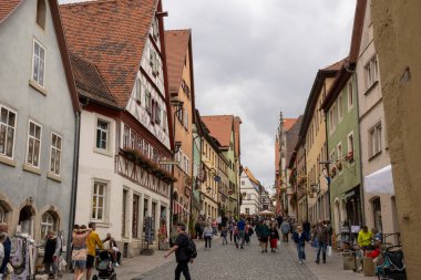 Rothenburg ob der Tauber, Bavyera, Almanya 'da renkli yarı keresteli evler. Ortaçağ kerestesi Avrupa 'nın eski ve manzaralı bir kasabasında ön cephelere ve tarihi sokaklara saçıldı..