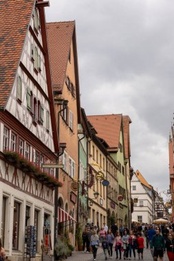 Rothenburg ob der Tauber, Bavyera, Almanya 'da renkli yarı keresteli evler. Ortaçağ kerestesi Avrupa 'nın eski ve manzaralı bir kasabasında ön cephelere ve tarihi sokaklara saçıldı..