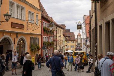 Rothenburg ob der Tauber, Bavyera, Almanya 'da renkli yarı keresteli evler. Ortaçağ kerestesi Avrupa 'nın eski ve manzaralı bir kasabasında ön cephelere ve tarihi sokaklara saçıldı..