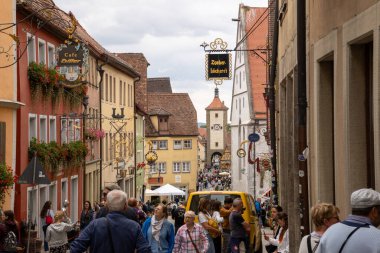 Rothenburg ob der Tauber, Bavyera, Almanya 'da renkli yarı keresteli evler. Ortaçağ kerestesi Avrupa 'nın eski ve manzaralı bir kasabasında ön cephelere ve tarihi sokaklara saçıldı..