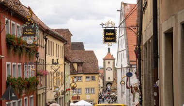 Rothenburg ob der Tauber, Bavyera, Almanya 'da renkli yarı keresteli evler. Ortaçağ kerestesi Avrupa 'nın eski ve manzaralı bir kasabasında ön cephelere ve tarihi sokaklara saçıldı..