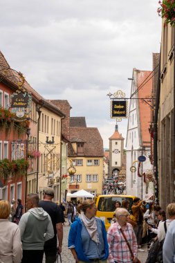 Rothenburg ob der Tauber, Bavyera, Almanya 'da renkli yarı keresteli evler. Ortaçağ kerestesi Avrupa 'nın eski ve manzaralı bir kasabasında ön cephelere ve tarihi sokaklara saçıldı..