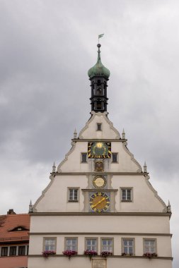 Rothenburg ob der Tauber, Almanya Pazar Meydanı, tarihi belediye binası kulesi, Ratstrinkstube Saat Kulesi, yarım kereste evler, kaldırım taşı sokaklar, Bavyera kentinde çeşme ve dükkanlar.