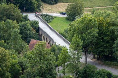 Almanya 'nın Bavyera eyaletinin Rothenburg ob der Tauber kentindeki Tauber Nehri üzerindeki Double Bridge (Doppelbrcke). Tauber Vadisi 'ndeki tarihi ortaçağ çift kemerli taş köprüsü ve manzaralı seyahat simgesi.