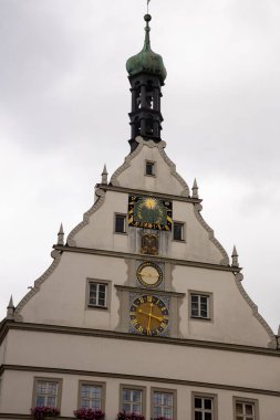 Marktplatz, Rothenburg ob der Tauber, Bavyera, Almanya 'da, Belediye Binası Kulesi, Rathaus ve Ratstrinkstube Saat Kulesi' nin yer aldığı, yarı ahşap evler, kaldırım taşı sokaklar ve dükkanlarla çevrili..