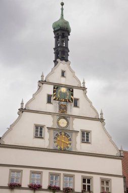 Marktplatz, Rothenburg ob der Tauber, Bavyera, Almanya 'da, Belediye Binası Kulesi, Rathaus ve Ratstrinkstube Saat Kulesi' nin yer aldığı, yarı ahşap evler, kaldırım taşı sokaklar ve dükkanlarla çevrili..