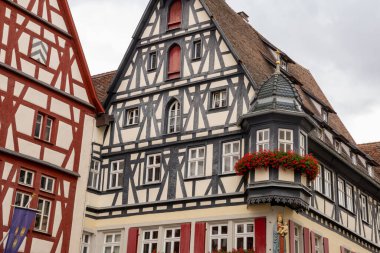 Marktplatz, Rothenburg ob der Tauber, Bavyera, Almanya 'da, Belediye Binası Kulesi, Rathaus ve Ratstrinkstube Saat Kulesi' nin yer aldığı, yarı ahşap evler, kaldırım taşı sokaklar ve dükkanlarla çevrili..