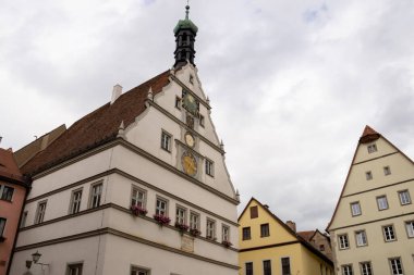 Marktplatz, Rothenburg ob der Tauber, Bavyera, Almanya 'da, Belediye Binası Kulesi, Rathaus ve Ratstrinkstube Saat Kulesi' nin yer aldığı, yarı ahşap evler, kaldırım taşı sokaklar ve dükkanlarla çevrili..