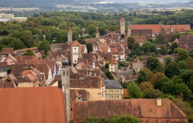 Almanya 'nın Bavyera kentindeki Belediye Binası Kulesi' nden (Rathausturm) Rothenburg ob der Taubers ortaçağ çatıları ve ufuk çizgisi, tarihi mimari ve manzaralı eski kasaba panoramalarını gözler önüne seriyor..