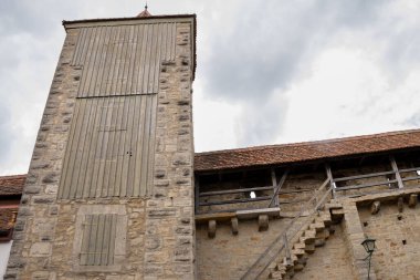 Almanya 'nın Bavyera kentindeki Rothenburg ob der Tauber' in ortaçağ kent duvarları ve tarihi tahkimatları, korunmuş surlar, kuleler ve manzaralı eski kasaba mimarisi sergileniyor..