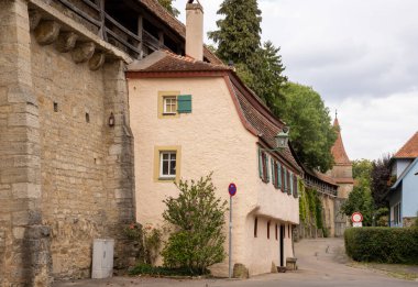 Almanya 'nın Bavyera kentindeki Rothenburg ob der Tauber' in ortaçağ kent duvarları ve tarihi tahkimatları, korunmuş surlar, kuleler ve manzaralı eski kasaba mimarisi sergileniyor..