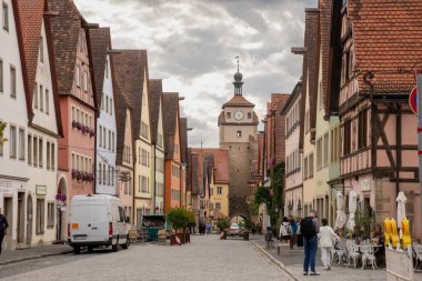 Weier Turm (Beyaz Kule) Rothenburg ob der Tauber, Bavyera, Almanya. Ortaçağ şehir duvar kulesi ve manzaralı eski kasabanın tarihi mimari simgesi..