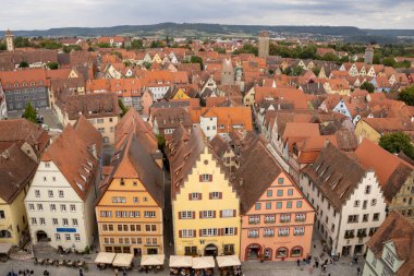 Almanya 'nın Bavyera kentindeki Belediye Binası Kulesi' nden (Rathausturm) Rothenburg ob der Taubers ortaçağ çatıları ve ufuk çizgisi, tarihi mimari ve manzaralı eski kasaba panoramalarını gözler önüne seriyor..