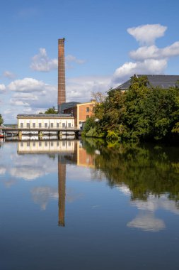 Gaustadter Schleuse ve Biermarket. Bamberg, Bavyera, Almanya 'da nehir kenarındaki bölge, Regnitz Nehri boyunca manzaralı tekne turu rotası, nehir kenarı altyapısı ve eğlence amaçlı seyahat atmosferi..