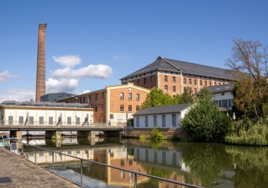 Gaustadter Schleuse ve Biermarket. Bamberg, Bavyera, Almanya 'da nehir kenarındaki bölge, Regnitz Nehri boyunca manzaralı tekne turu rotası, nehir kenarı altyapısı ve eğlence amaçlı seyahat atmosferi..