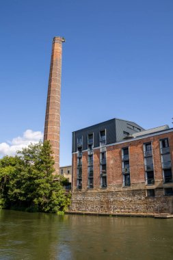 Gaustadter Schleuse ve Biermarket. Bamberg, Bavyera, Almanya 'da nehir kenarındaki bölge, Regnitz Nehri boyunca manzaralı tekne turu rotası, nehir kenarı altyapısı ve eğlence amaçlı seyahat atmosferi..