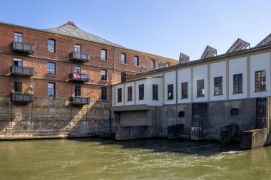 Gaustadter Schleuse ve Biermarket. Bamberg, Bavyera, Almanya 'da nehir kenarındaki bölge, Regnitz Nehri boyunca manzaralı tekne turu rotası, nehir kenarı altyapısı ve eğlence amaçlı seyahat atmosferi..