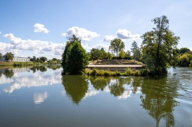 Bamberg, Bavyera, Almanya 'da Erba Adası (Erbainsel) yakınlarındaki nehirde tekne turu, doğa, yeşil nehir manzarası ve Avrupa seyahatlerinin dinlendirici durağı ile çevrili manzaralı su yolu.