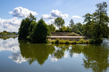 Bamberg, Bavyera, Almanya 'da Erba Adası (Erbainsel) yakınlarındaki nehirde tekne turu, doğa, yeşil nehir manzarası ve Avrupa seyahatlerinin dinlendirici durağı ile çevrili manzaralı su yolu.