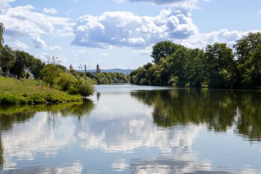 Bamberg, Bavyera, Almanya 'da Erba Adası (Erbainsel) yakınlarındaki nehirde tekne turu, doğa, yeşil nehir manzarası ve Avrupa seyahatlerinin dinlendirici durağı ile çevrili manzaralı su yolu.