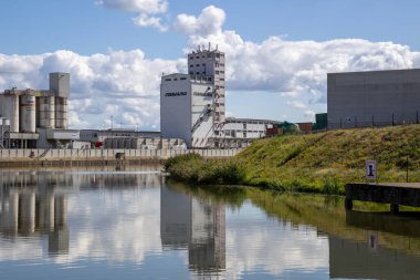 Bavyera, Bavyera, Almanya 'daki sanayi bölgesi, Regnitz Nehri boyunca tekne turu etkinliği, deniz kenarı altyapısı ve çevre doğal manzarayla harmanlanmış kentsel manzara..