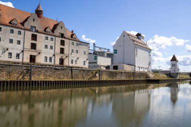 Bavyera, Bavyera, Almanya 'daki sanayi bölgesi, Regnitz Nehri boyunca tekne turu etkinliği, deniz kenarı altyapısı ve çevre doğal manzarayla harmanlanmış kentsel manzara..