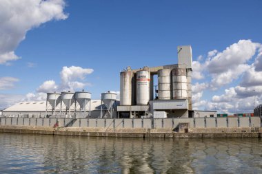 Bavyera, Bavyera, Almanya 'daki sanayi bölgesi, Regnitz Nehri boyunca tekne turu etkinliği, deniz kenarı altyapısı ve çevre doğal manzarayla harmanlanmış kentsel manzara..