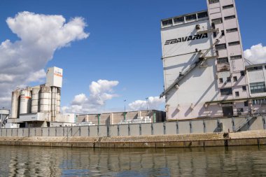 Bavyera, Bavyera, Almanya 'daki sanayi bölgesi, Regnitz Nehri boyunca tekne turu etkinliği, deniz kenarı altyapısı ve çevre doğal manzarayla harmanlanmış kentsel manzara..